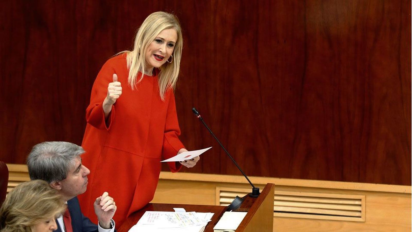 Cifuentes remite 5 documentos que prueban la "legalidad y transparencia" de su máster