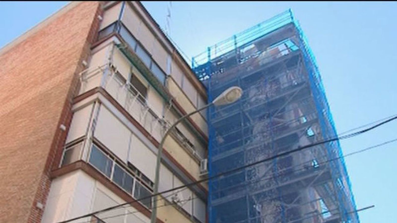 Instalación de un ascensor a través de la fachada de un edificio de viviendas