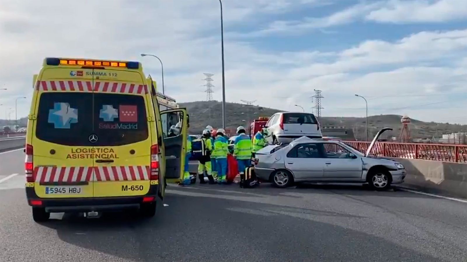 Un gruísta muerto y un chófer de VTC grave tras ser atropellados por un vehículo en la M-45