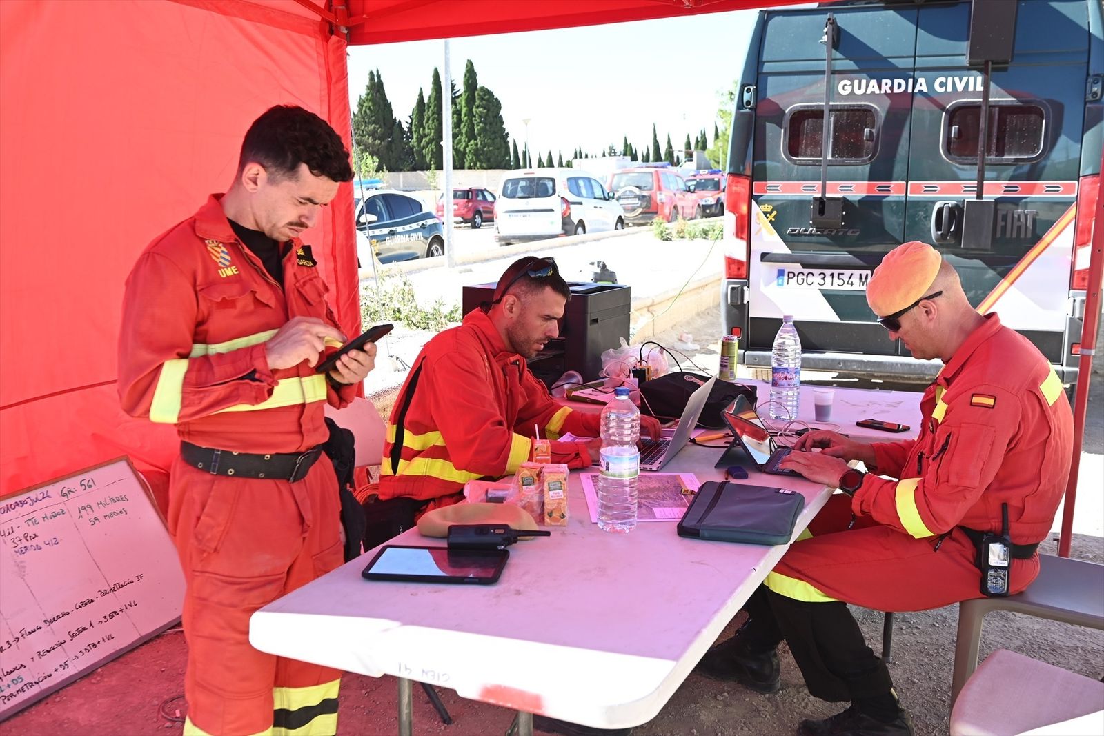 Agentes de la UME en el Puesto de Mando Avanzado del incendio de Leciñena,