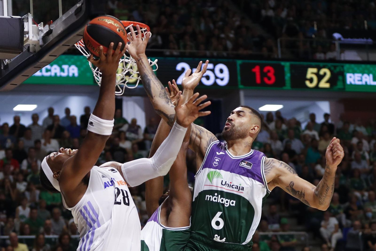 Yabusele y Lima pugnan por el balón cerca del aro