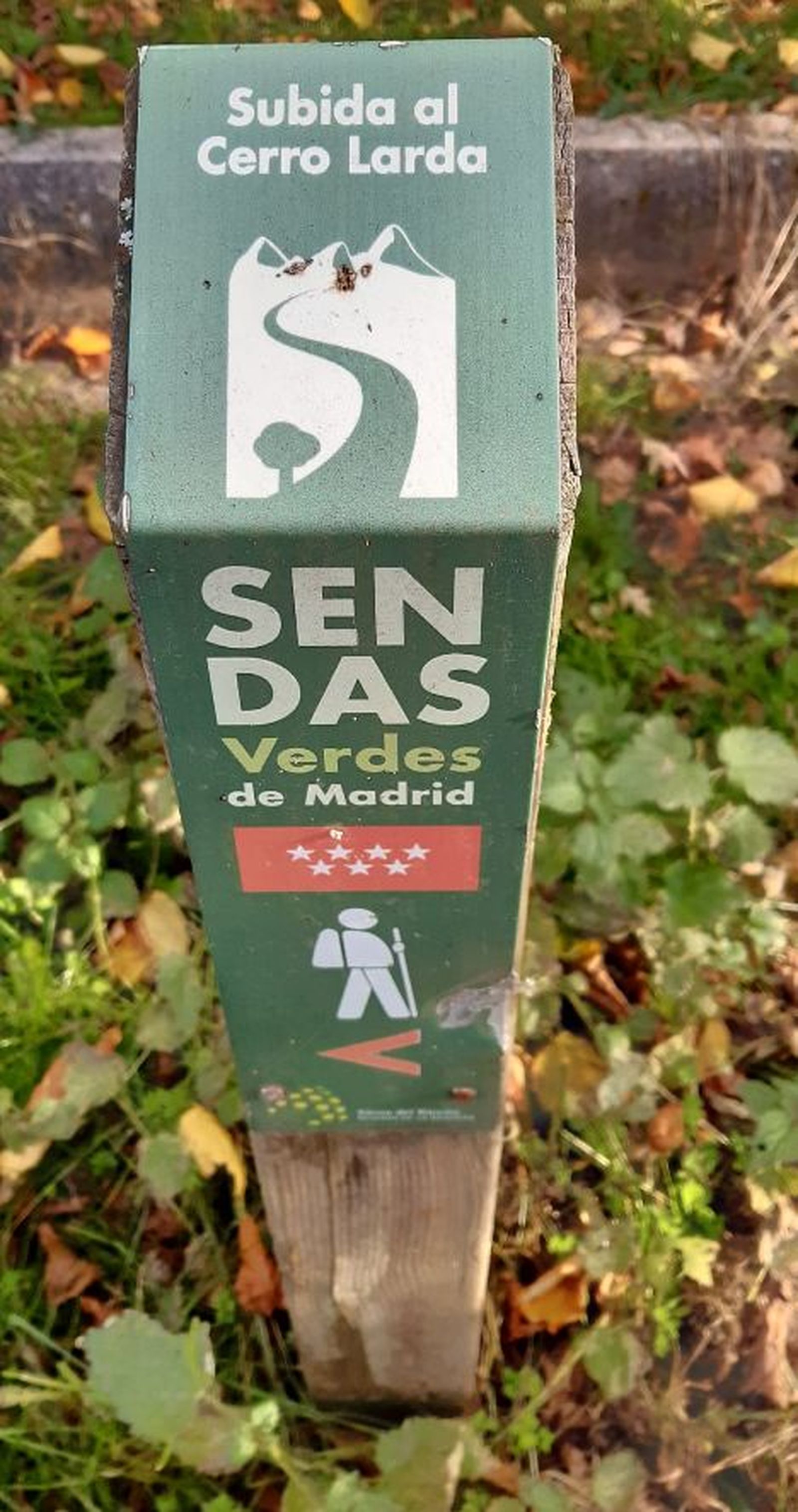 Baliza del sendero de Cerro Larda de Puebla de la Sierra