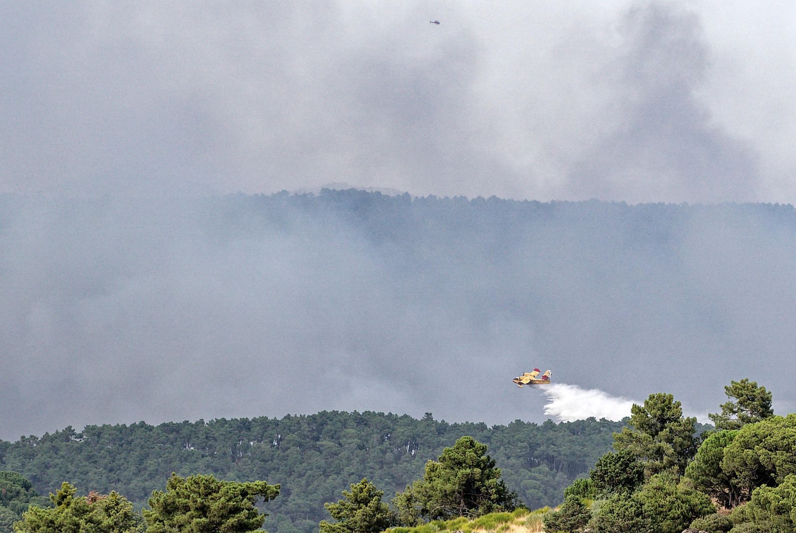 El incendio de San Bartolomé (Ávila) evoluciona favorablemente y sigue activo pero sin llamas