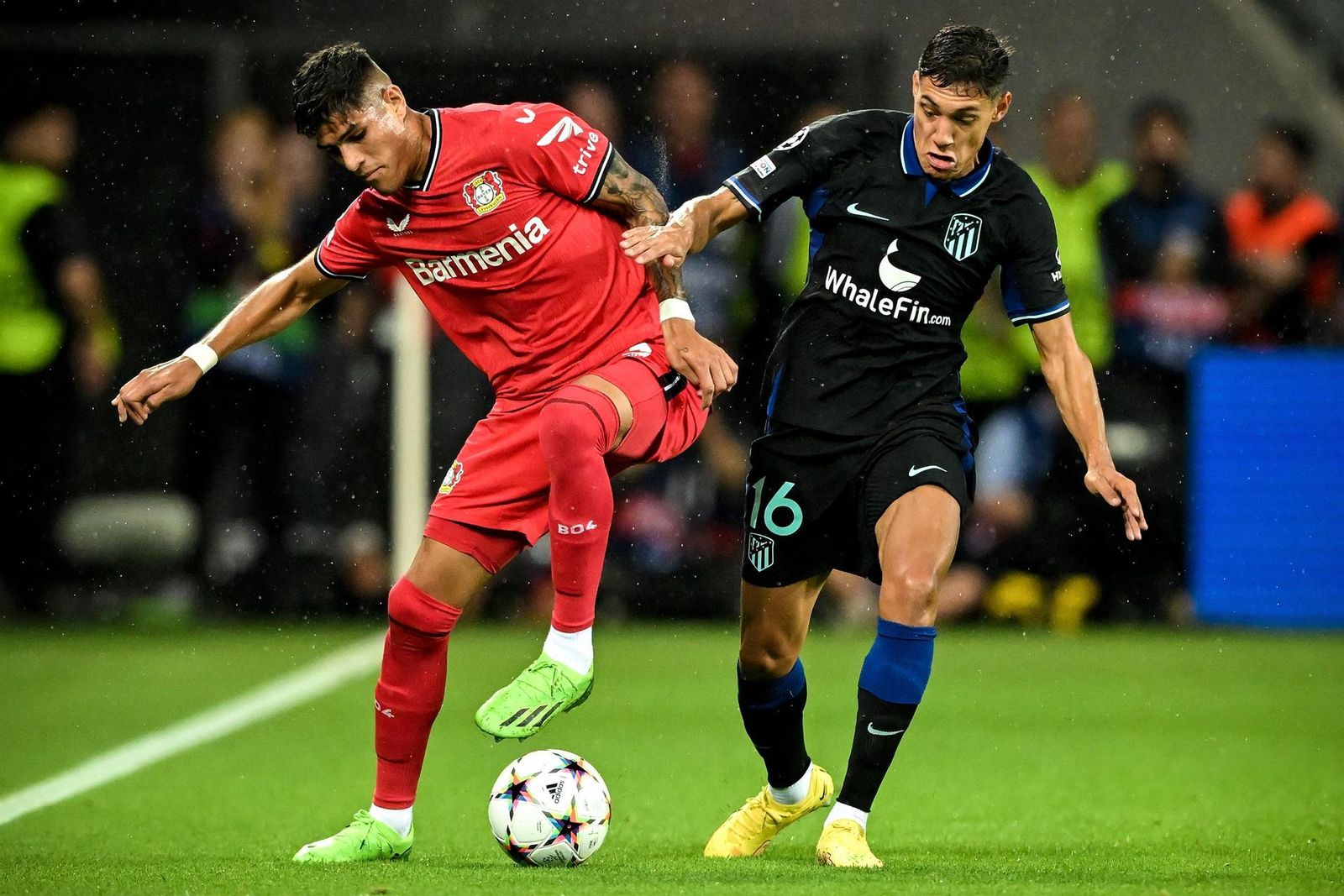 Nahuel Molina ante el Bayer Leverkusen