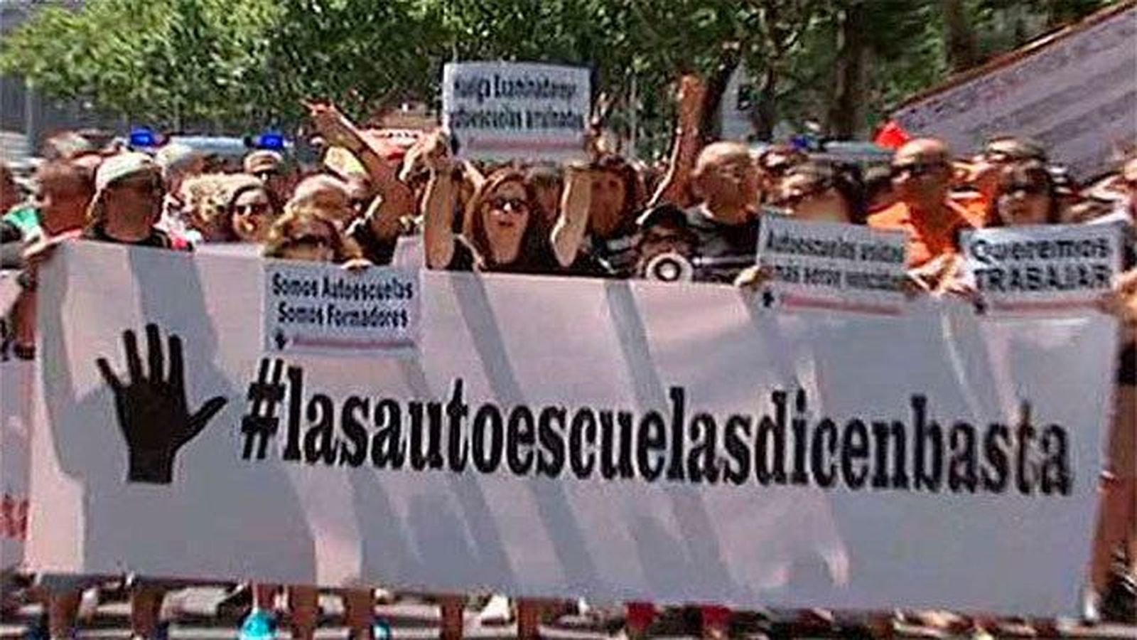 Las autoescuelas lamentan la "pasividad" del Gobierno con los examinadores