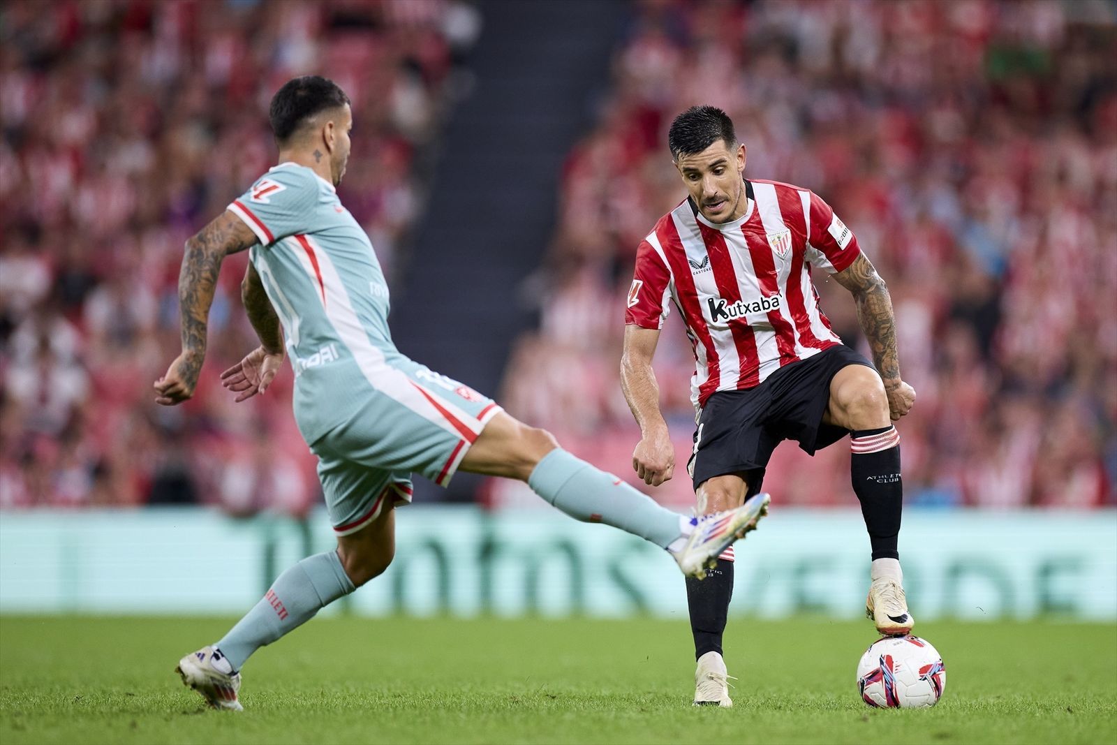 Yuri Berchiche del Athletic Club intenta robar el balón a  Angel Martin Correa del Atlético de Madrid