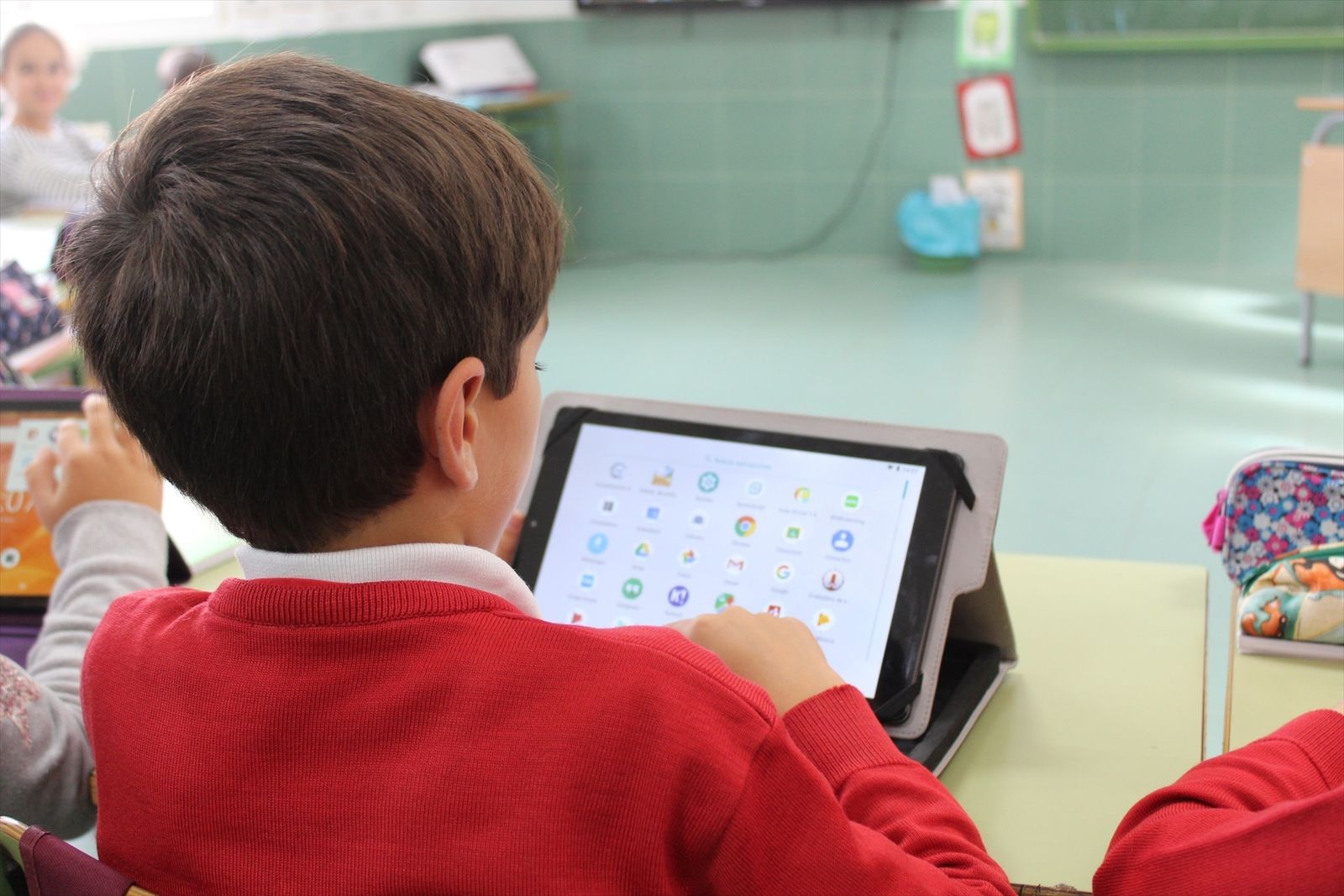 Un alumno recibe clases con una tablet