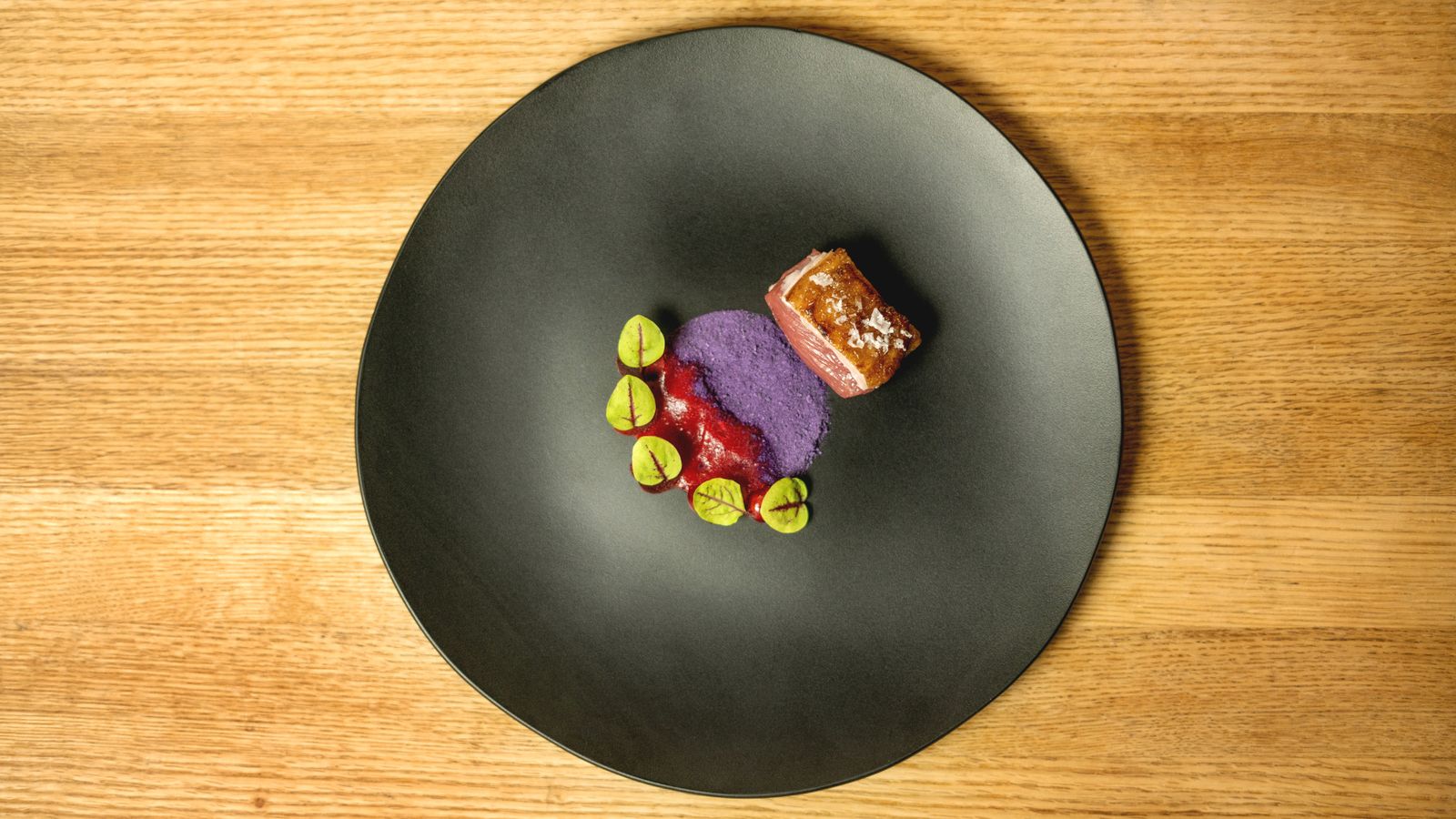 Lomo de cordero, cremoso de tomatillo de arbol, remolacha y lobarda a la canela del restaurante Gaytán