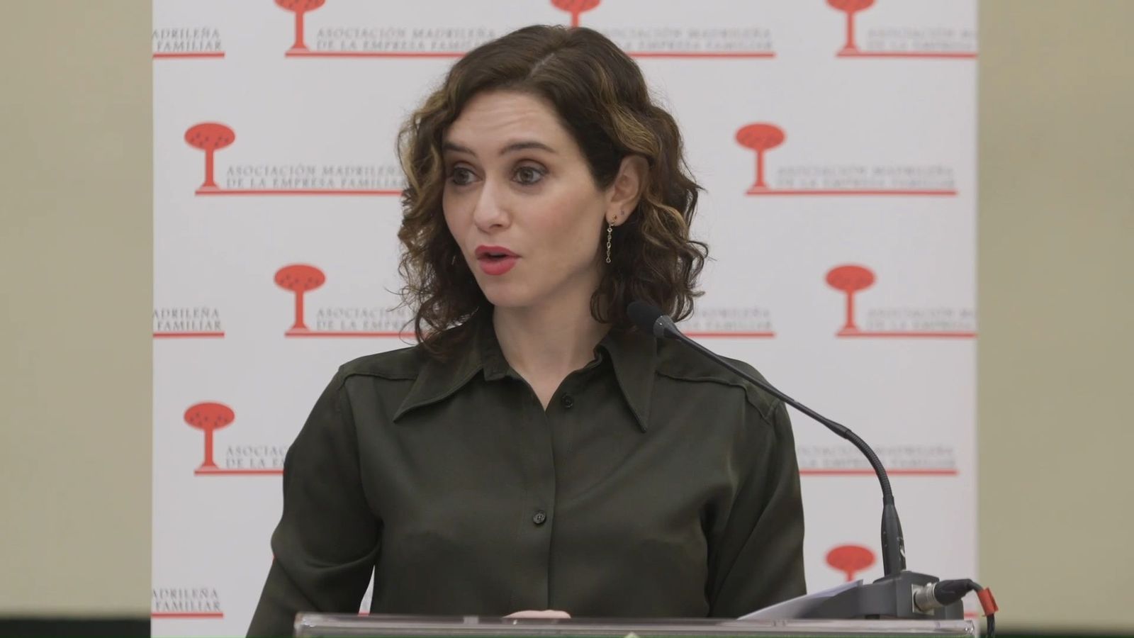 Ayuso cuestiona que Calviño pueda usar “encuestas caseras” para “ignorar al INE”
