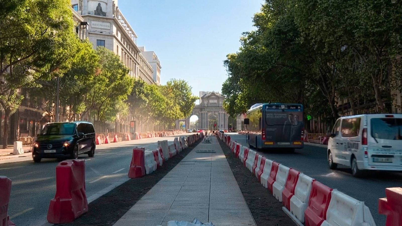 La calle Alcalá recupera dos carriles que permanecían cortados por obras este lunes