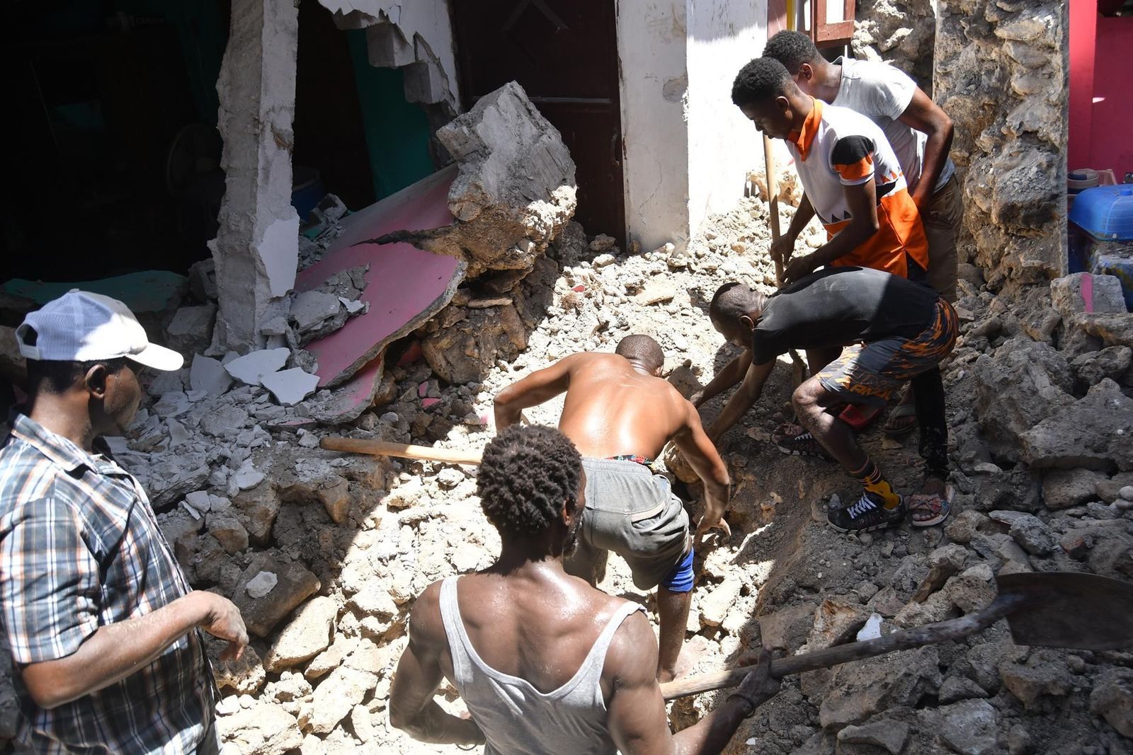 Haití, amenazado por una tormenta mientras busca supervivientes del terremoto
