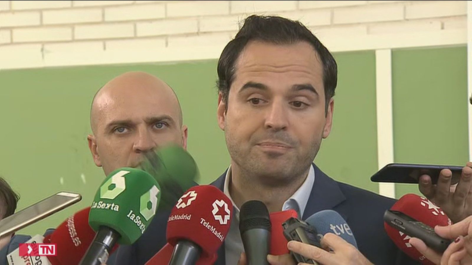 Aguado dice que Colau quiere "volver a las aldeas" por querer suprimir el puente aéreo