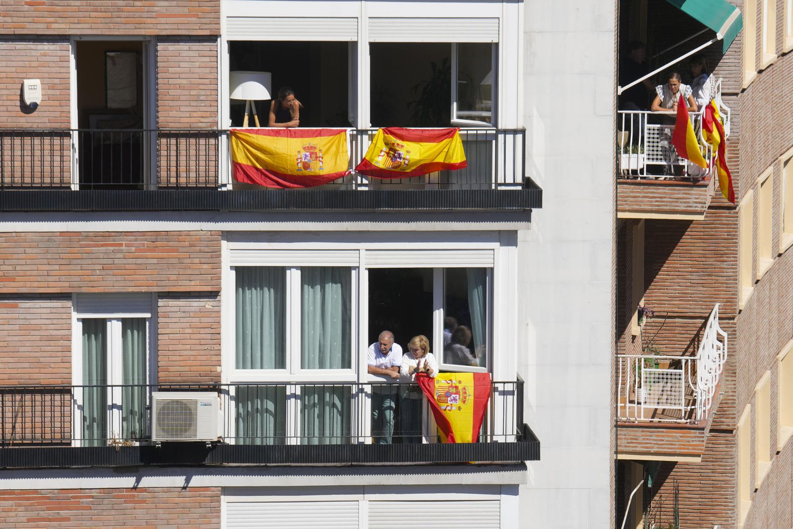 Vecinos con banderas en el acto en defensa de la igualdad de todos los españoles