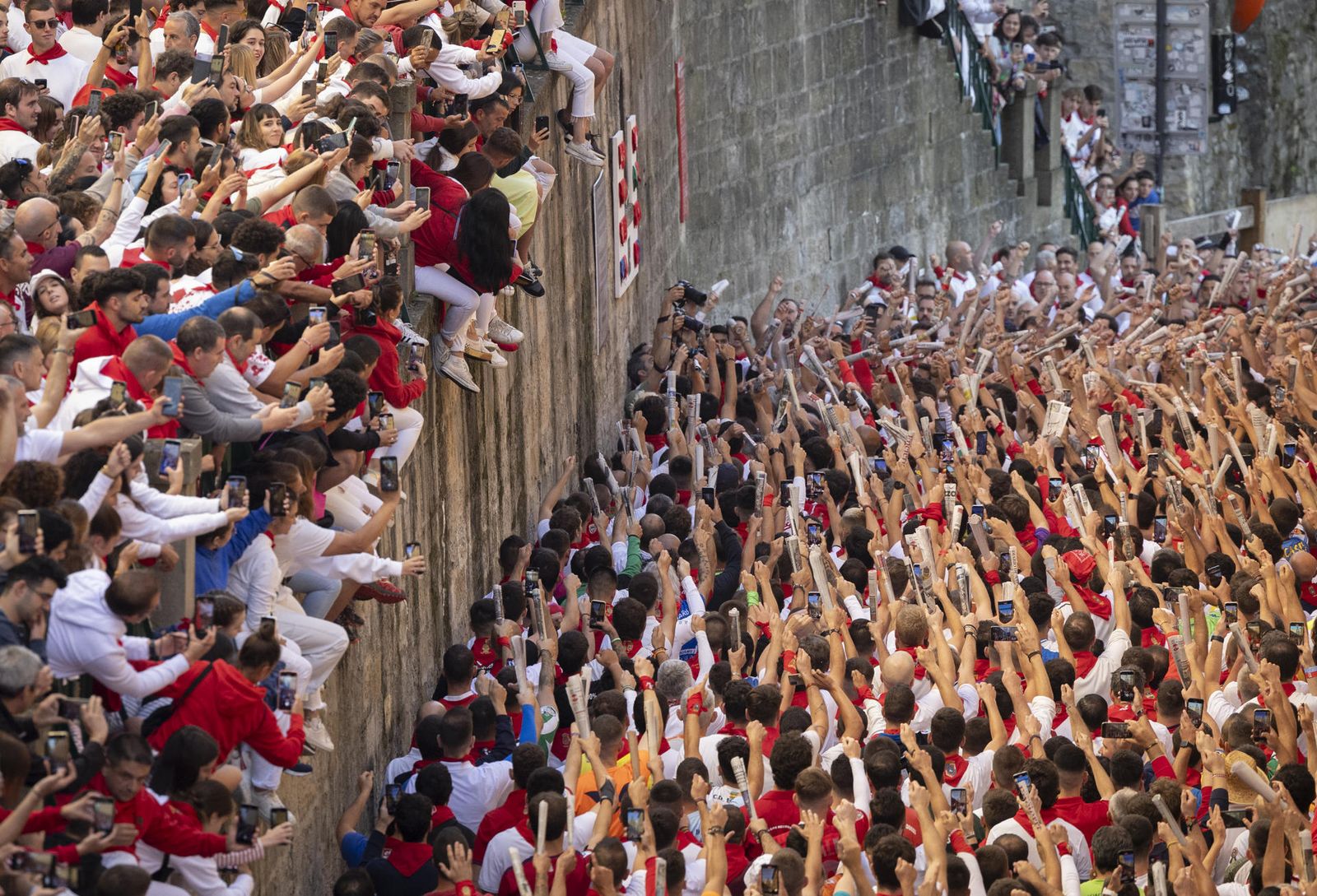 Corredores entonan el cántico ante la hornacina a San Fermín de la cuesta de Santo Domingo de Pamplona