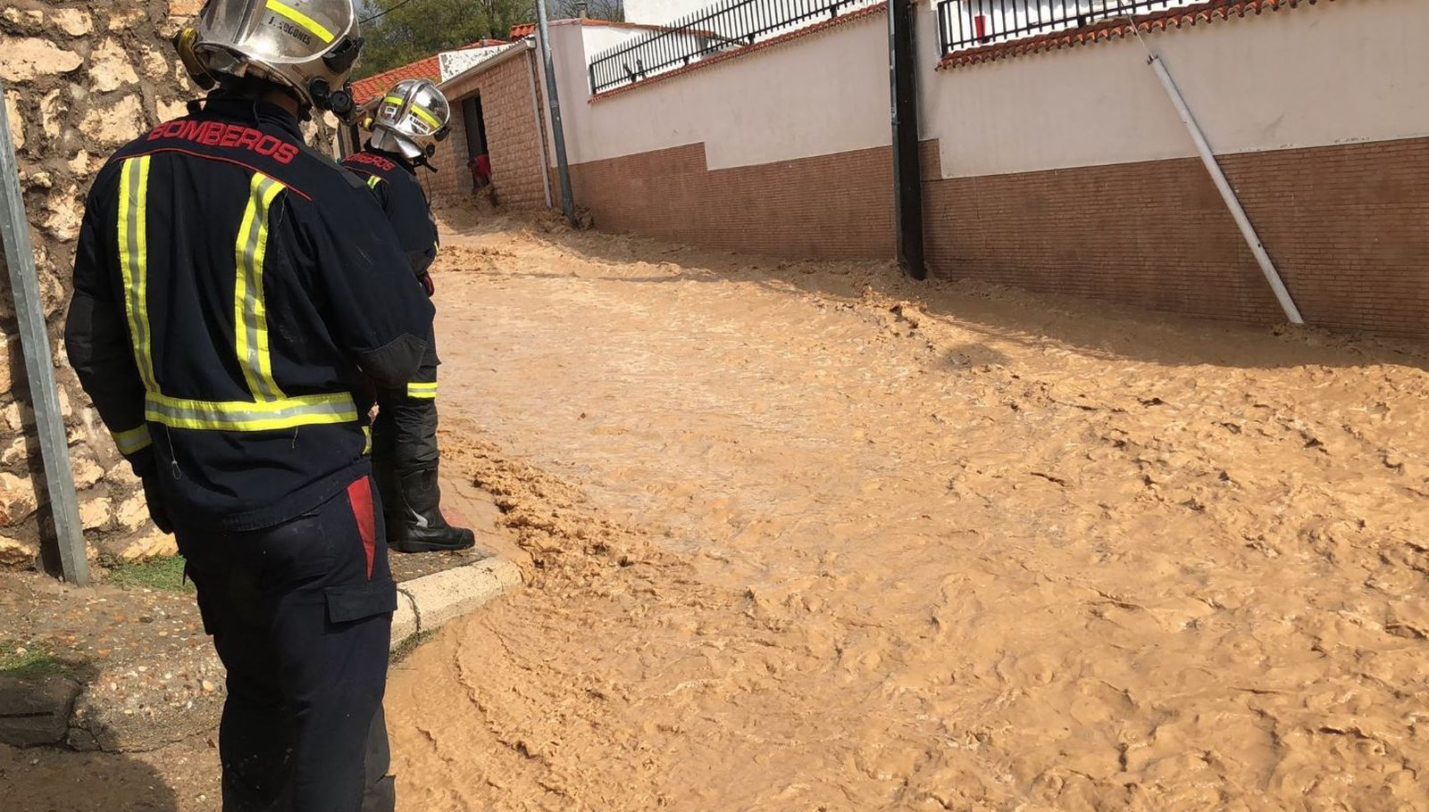 Bomberos de la Comunidad de Madrid trabajan para ayudar a los afectados por las lluvias