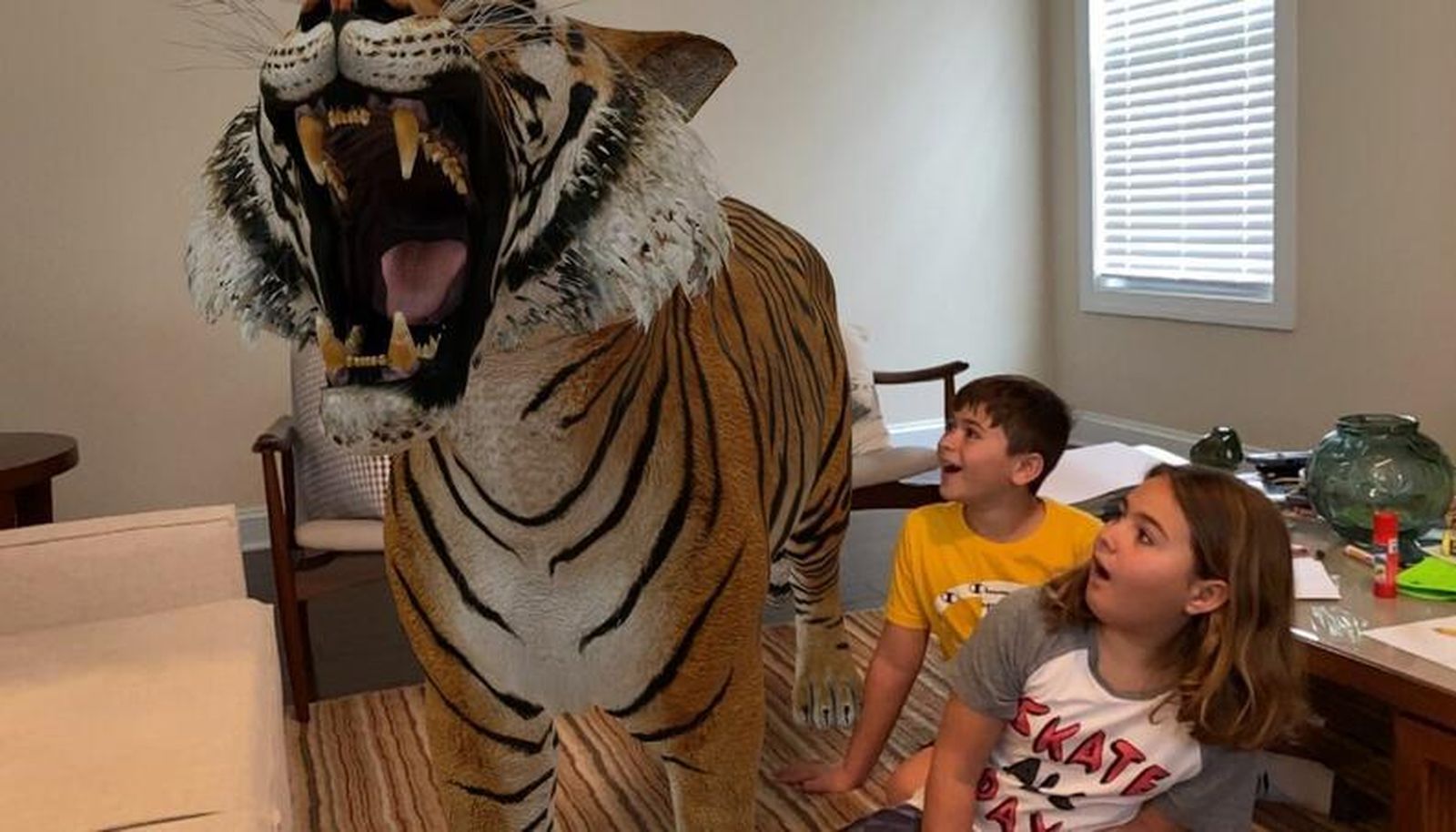 Simulación en 3-D con realidad aumentada de un tigre en un salón