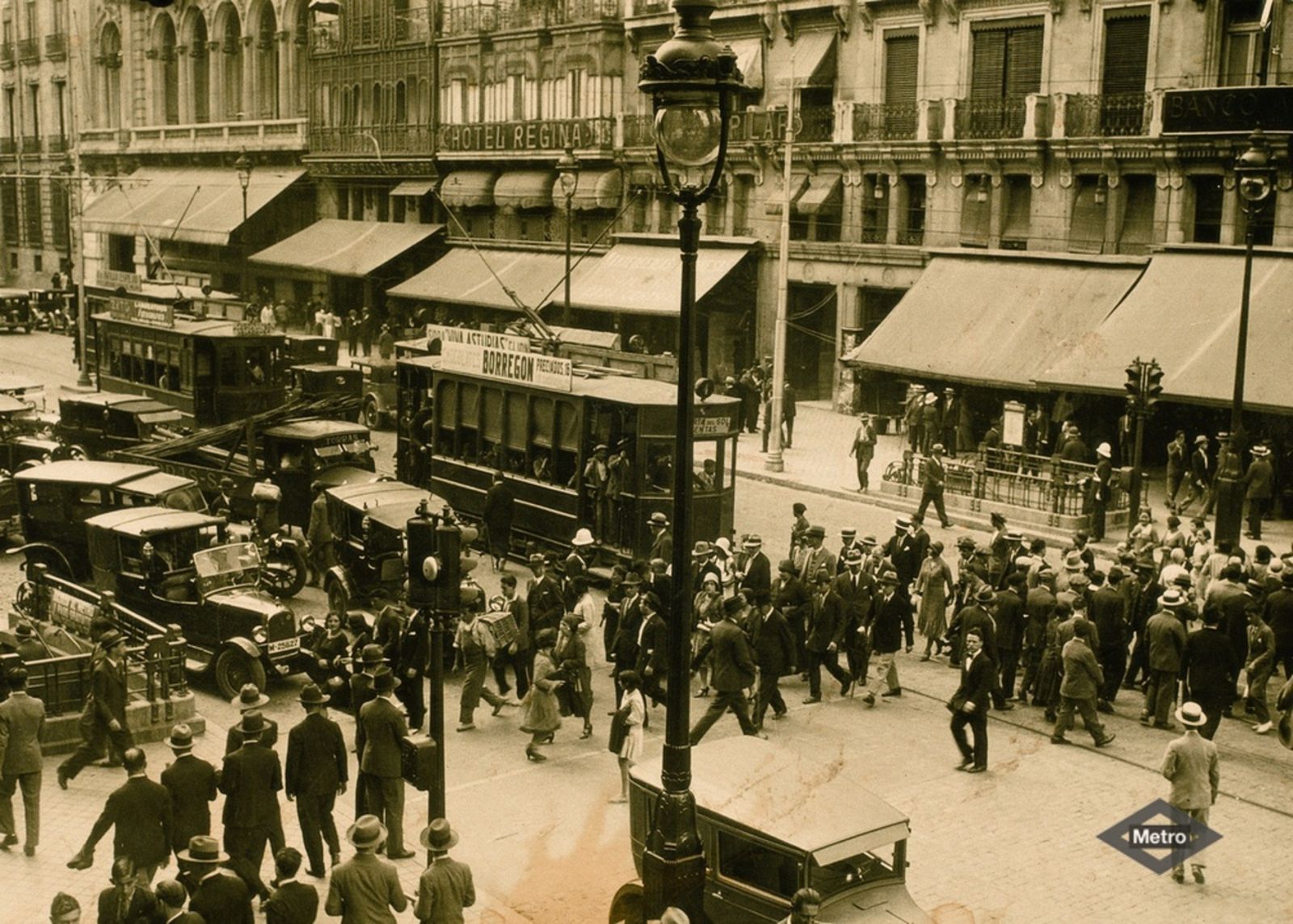 Madrid, años 20. Tráfico en la Calle de Alcalá en la confluencia con la de Sevilla