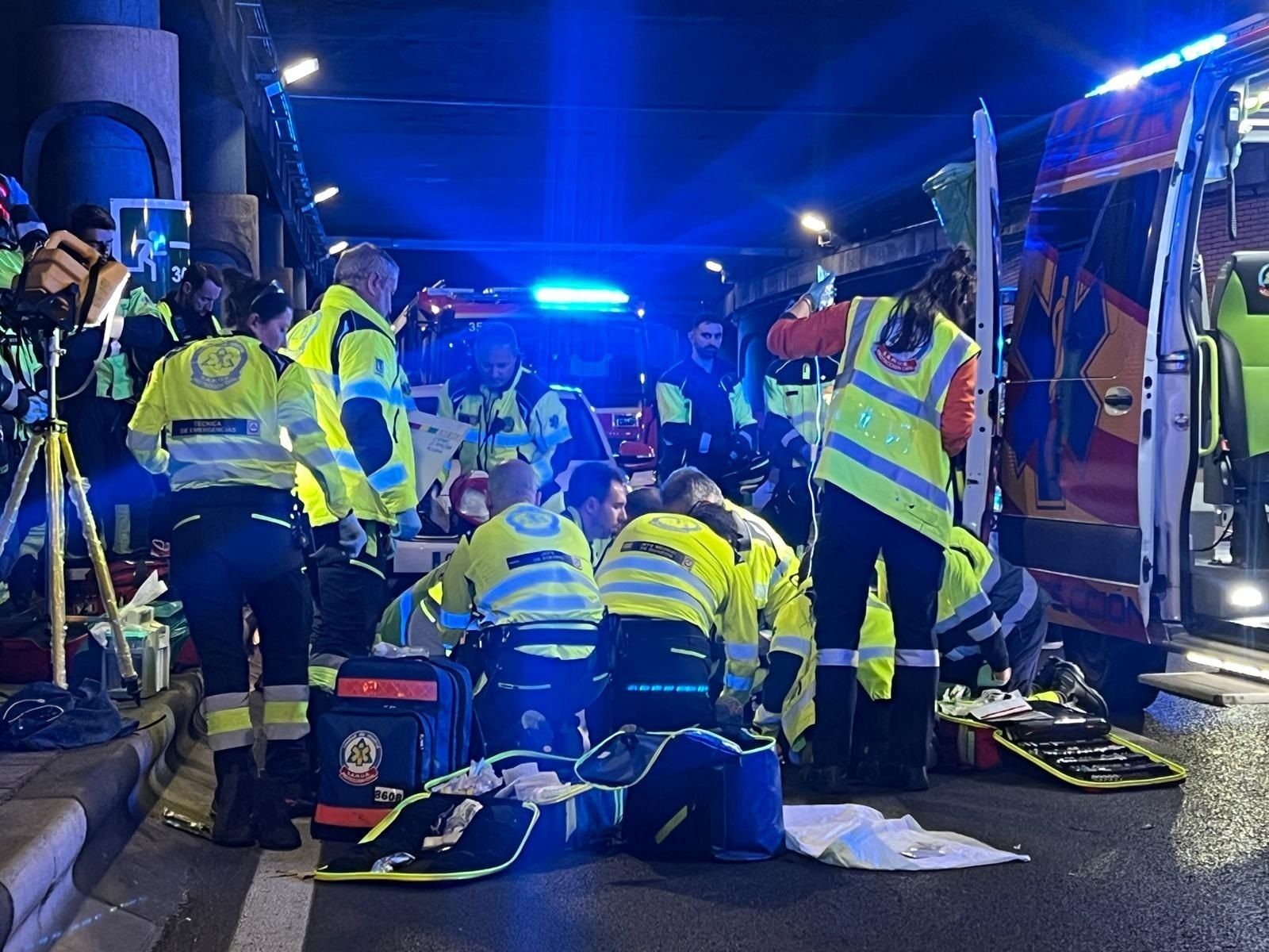 El equipo de Emergencias Madrid intentando reanimar a un motorista