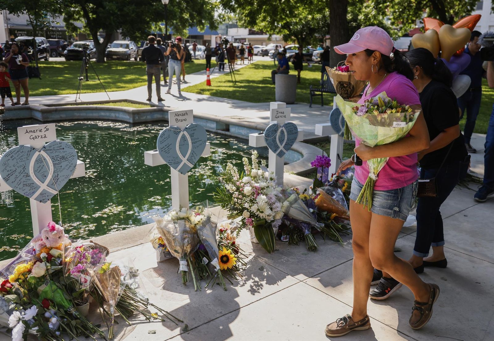 Flores en homenaje a las víctimas de la matanza de Texas
