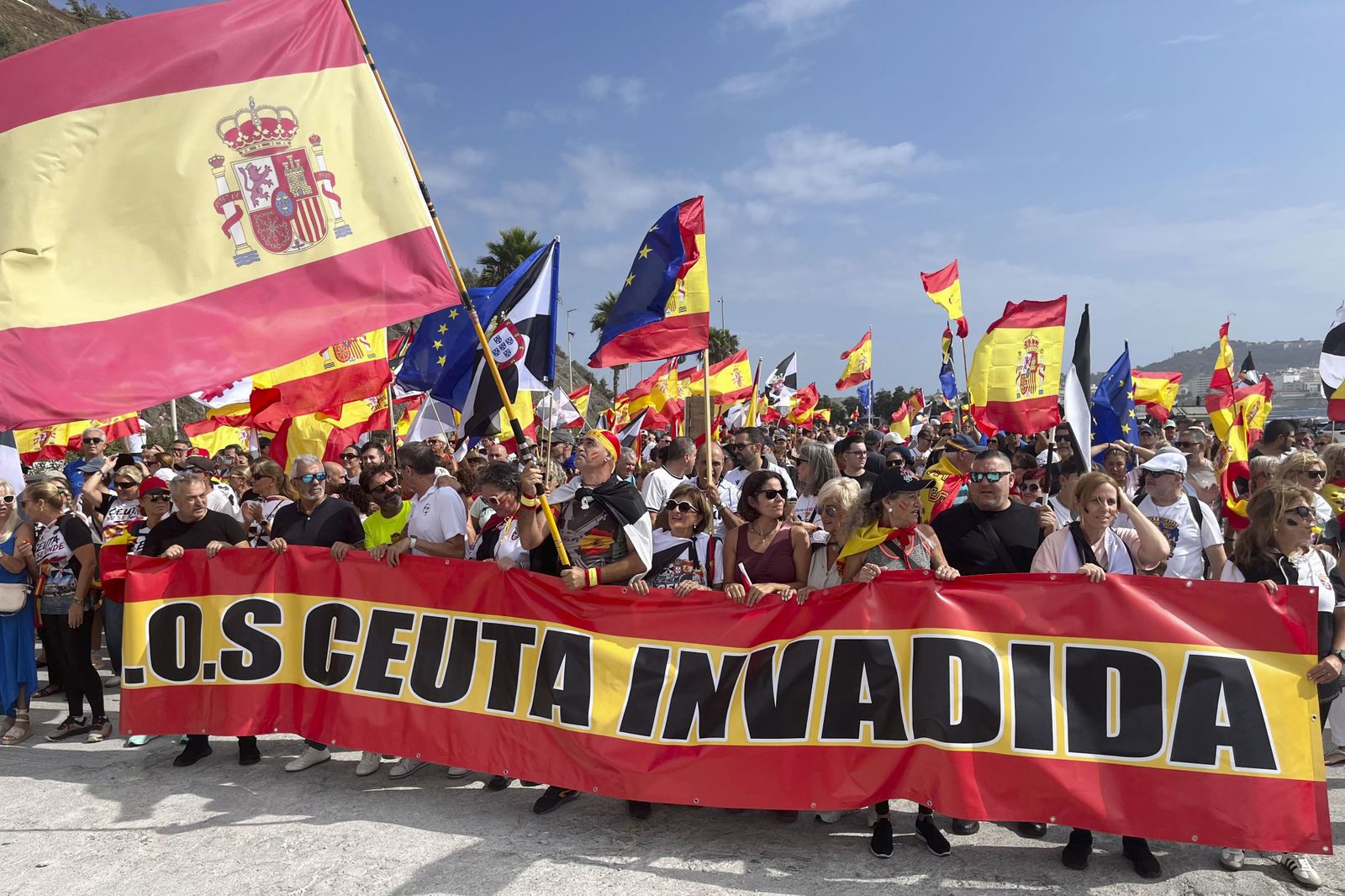 Miles de ceutíes marchan hacia el Tarajal en defensa de la españolidad de la ciudad y de su frontera
