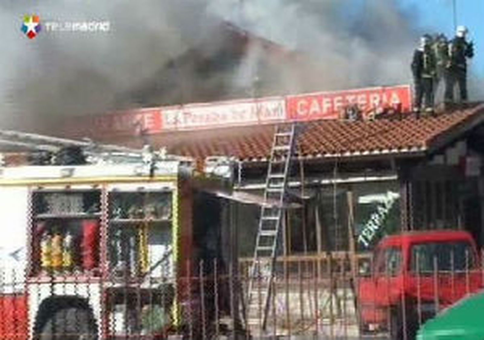 Un incendio arrasa la cubierta  de madera de un restaurante de La Cabrera