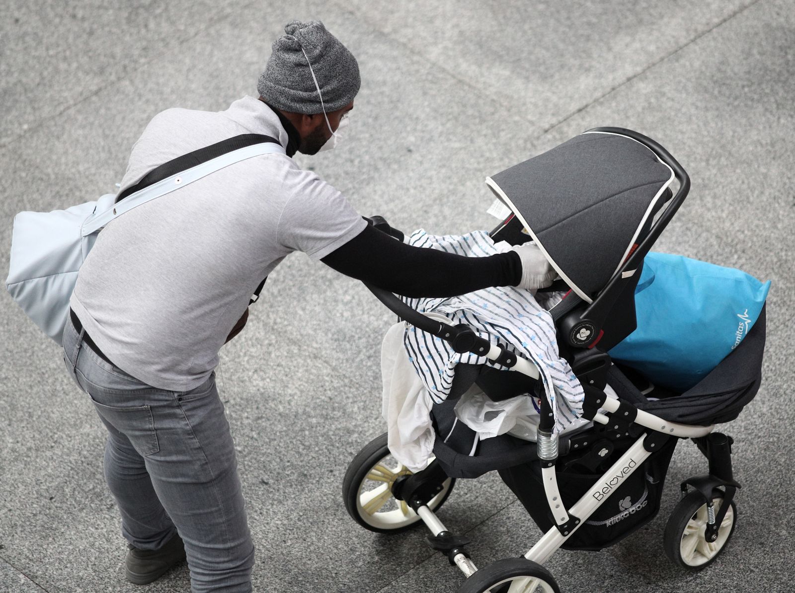 Padre paseando a su bebé