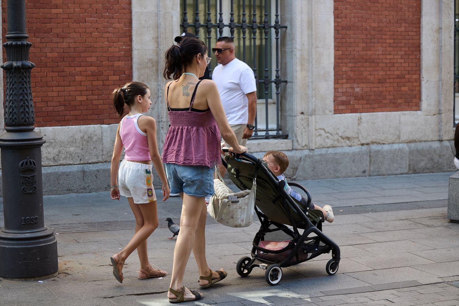 Una mujer con un carrito de bebé en Madrid