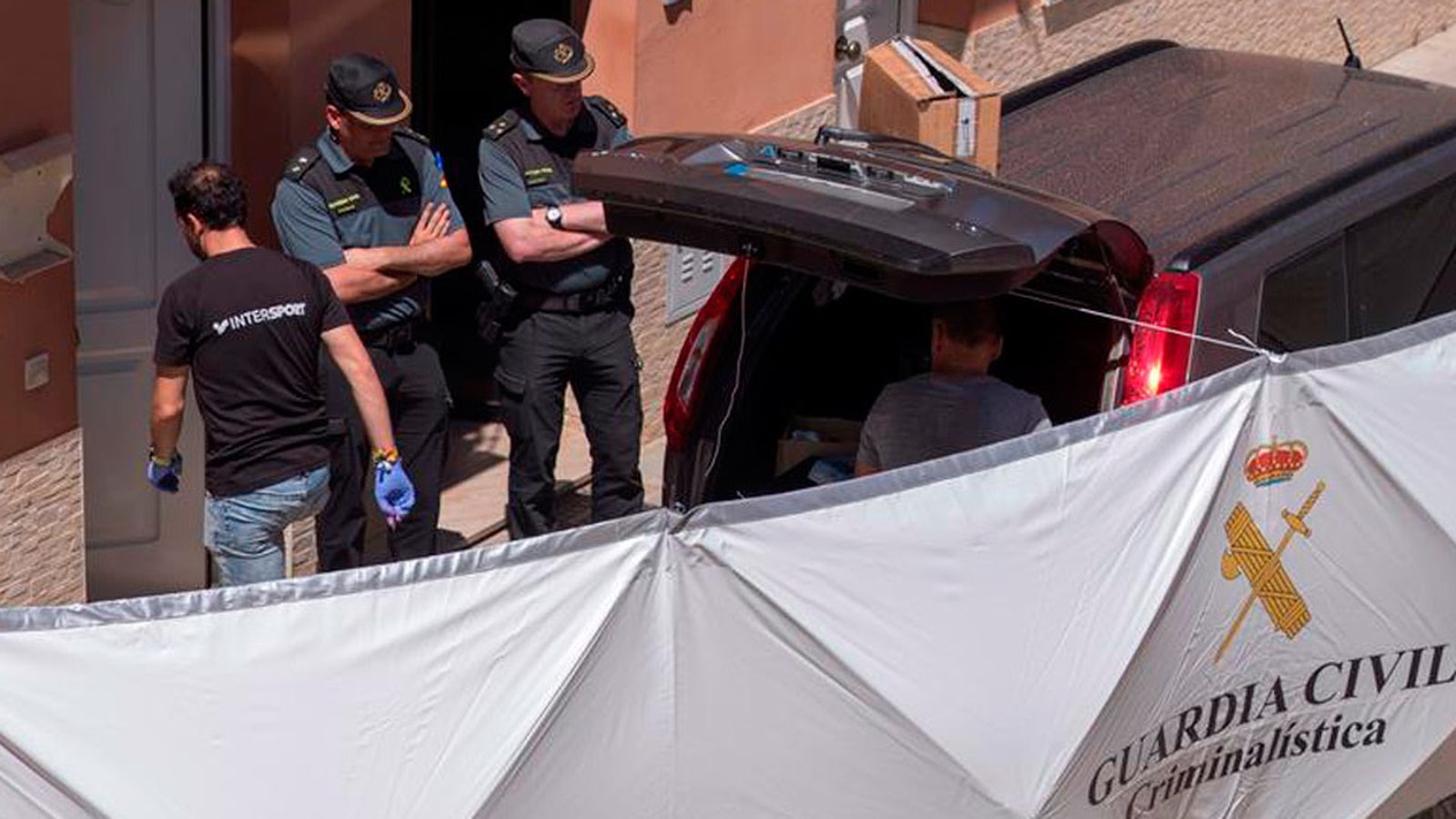 Agentes de la Guardia Civil en la vivienda donde un hombre ha matado supuestamente a su pareja
