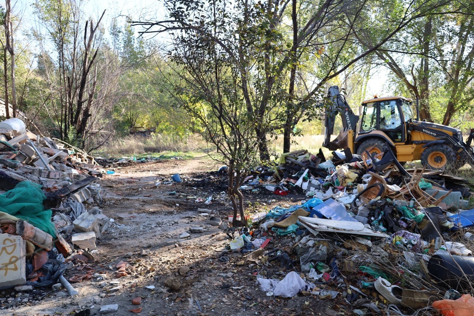 Una excavadora en medio de los restos del poblado de la Dehesa del Batán, en Alcalá de Henares