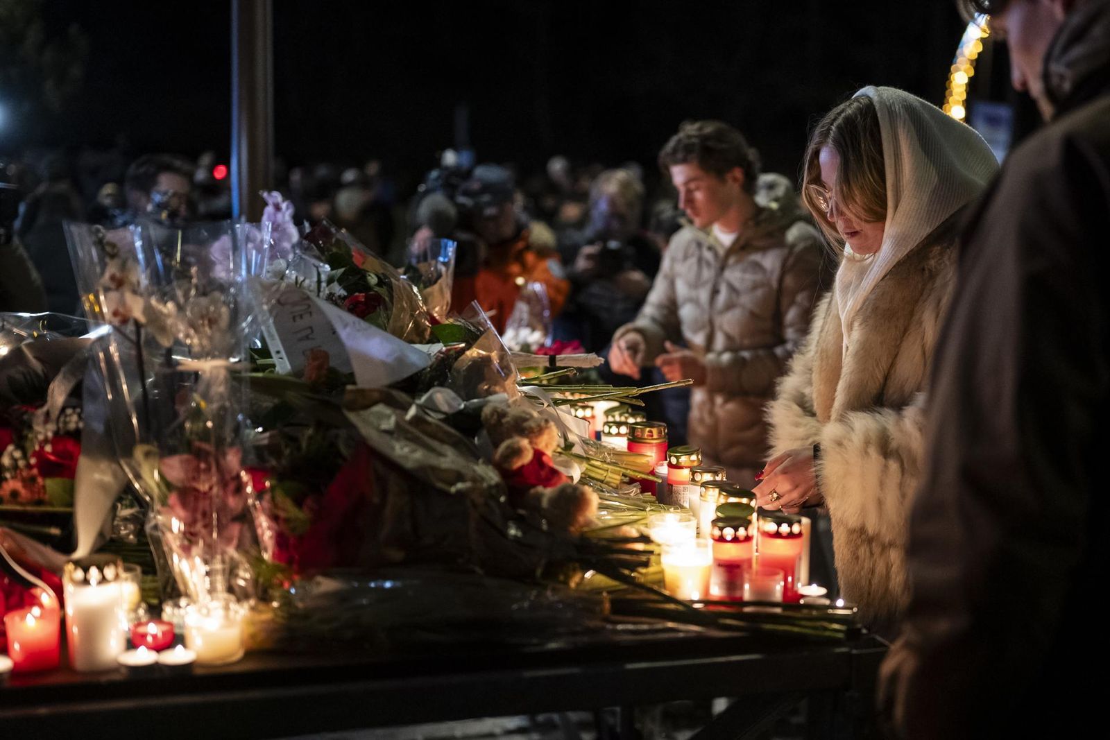 Personas se congregan para rendir homenaje a las víctimas del incendio en los Alpes suizos