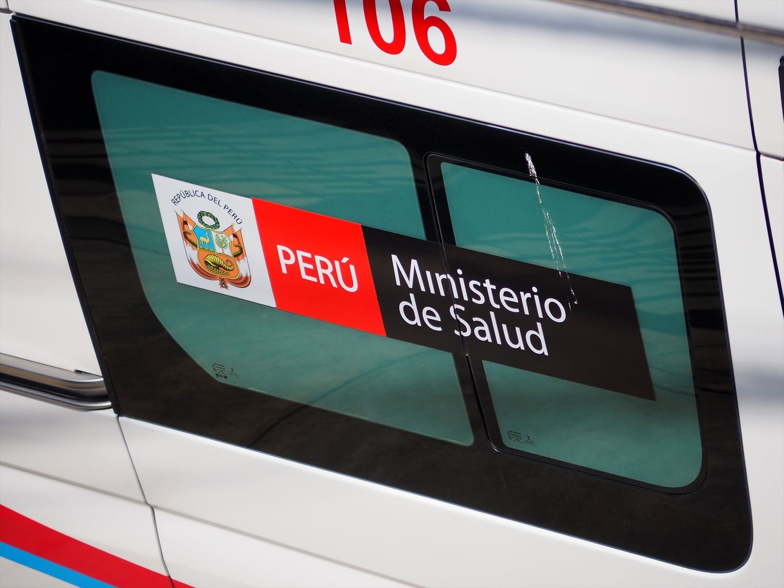 Póster del Ministerio de Salud del Perú en la ventana de una ambulancia