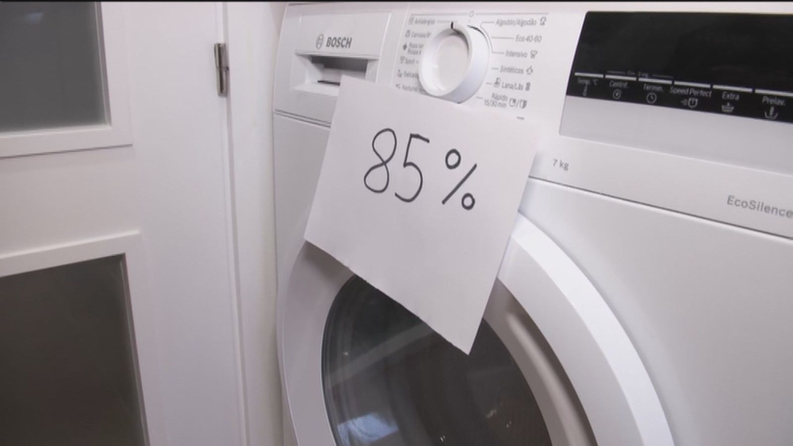 Ahorro de luz y gas: crema hidratante en las juntas de la nevera y otros trucos para el hogar