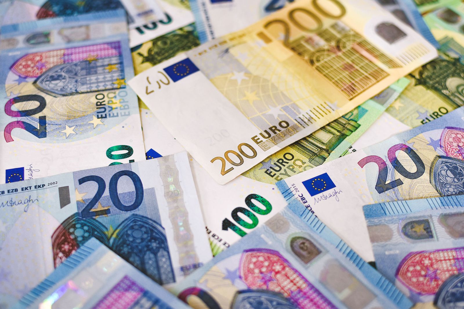 Varios billetes de euros