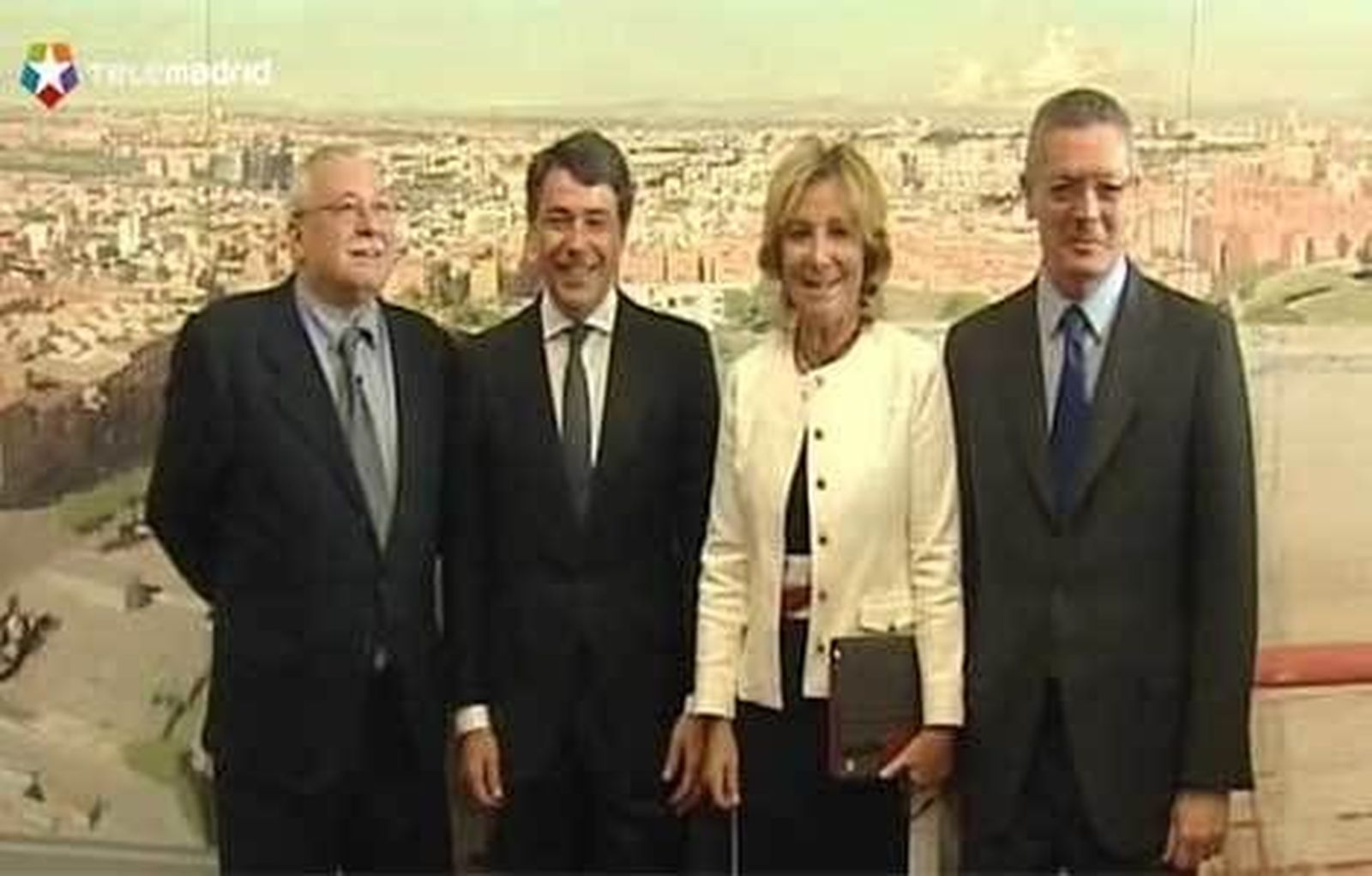 Los tres expresidentes de la Comunidad  arropan en la Asamblea a González en su investidura