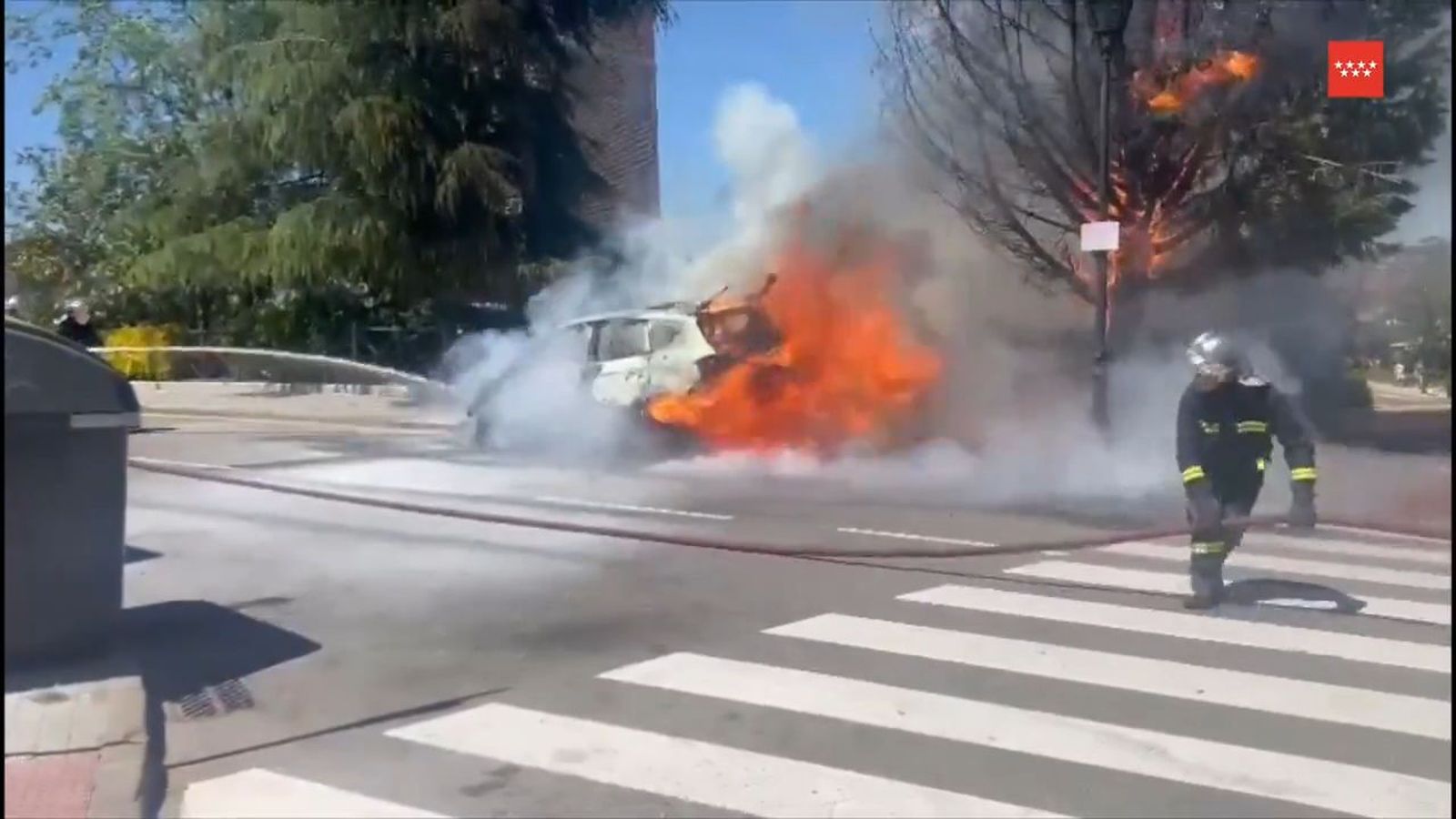Un coche calcinado en Arroyomolinos