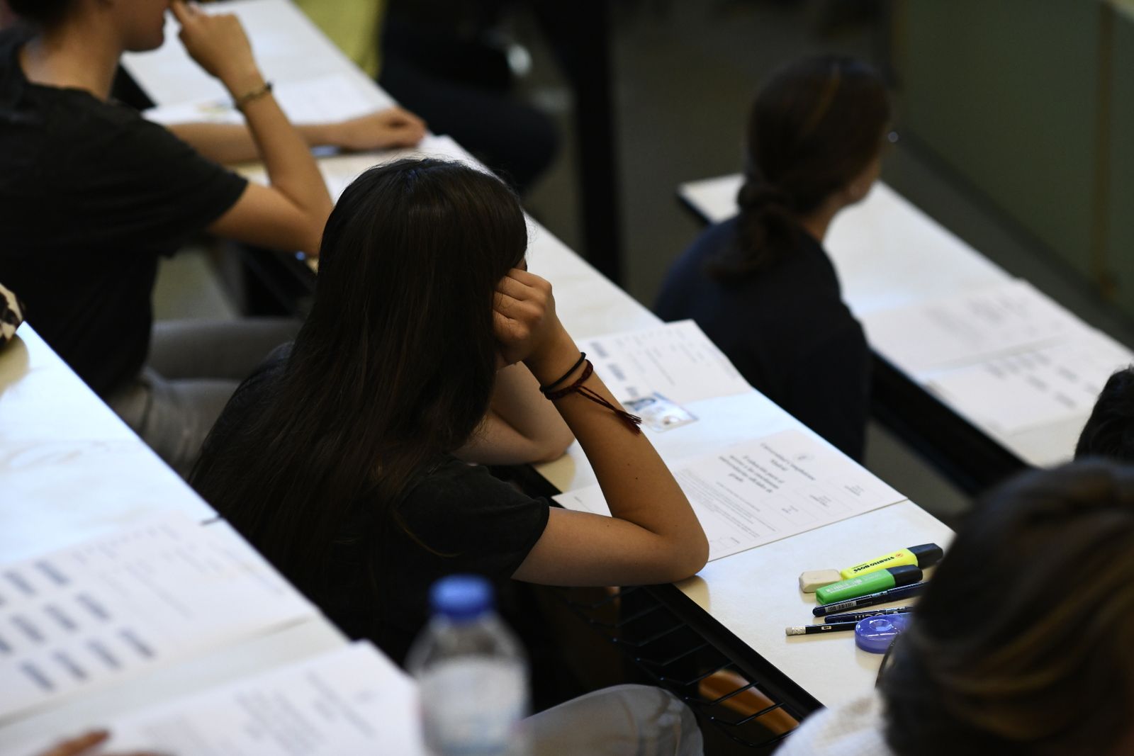 Un grupo de alumnos durante un examen