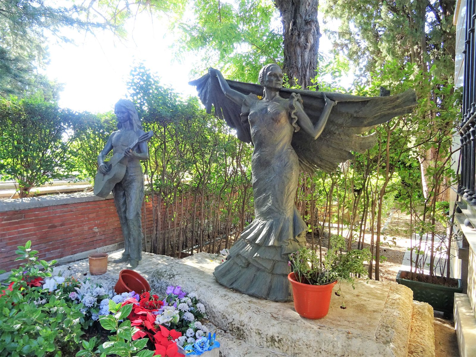 Esculturas de Lola y Antonio Flores en el cementerio de La Almudena