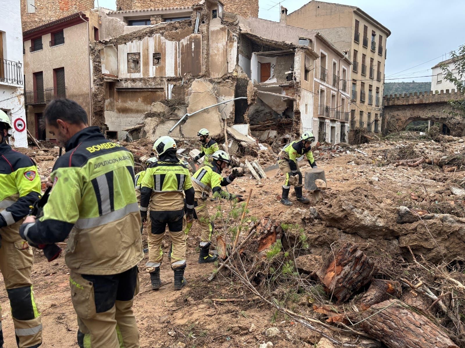 Equipos de rescate trabajan entre los escombros en el casco antiguo de Letur