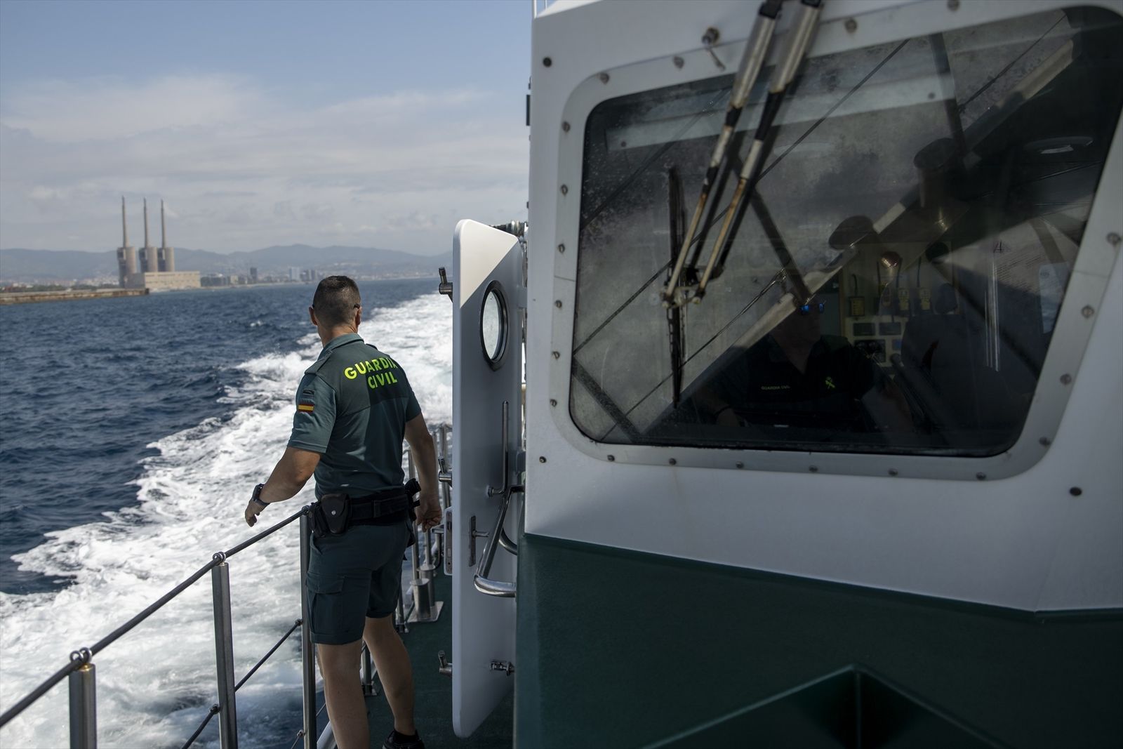 Un agente de la Guardia Civil durante una patrulla marítima