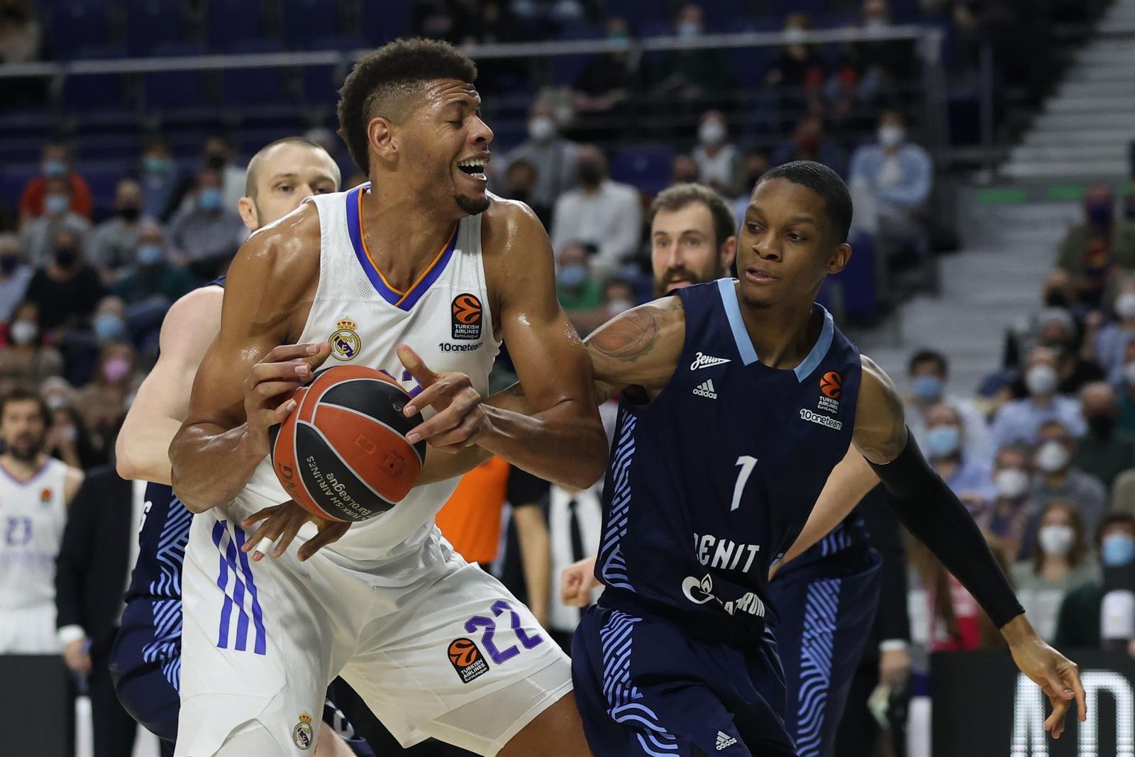 El pívot del Real Madrid Edy Tavares  juega un balón ante Tyson Carter, del Zenit San Petersburgo