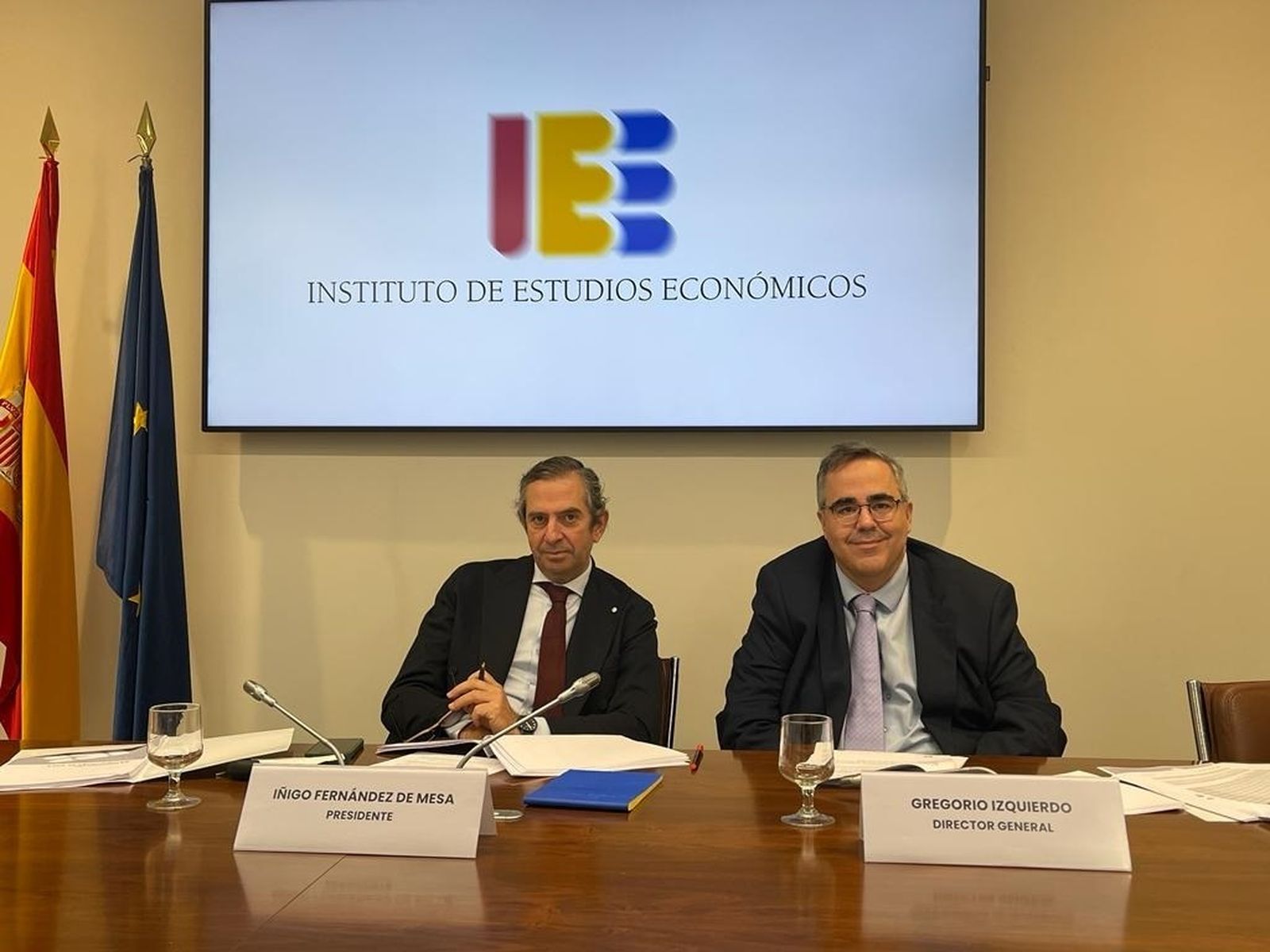 El presidente del Instituto de Estudios Económicos, Íñigo Fernández de Mesa y su director general, Gregorio Izquierdo