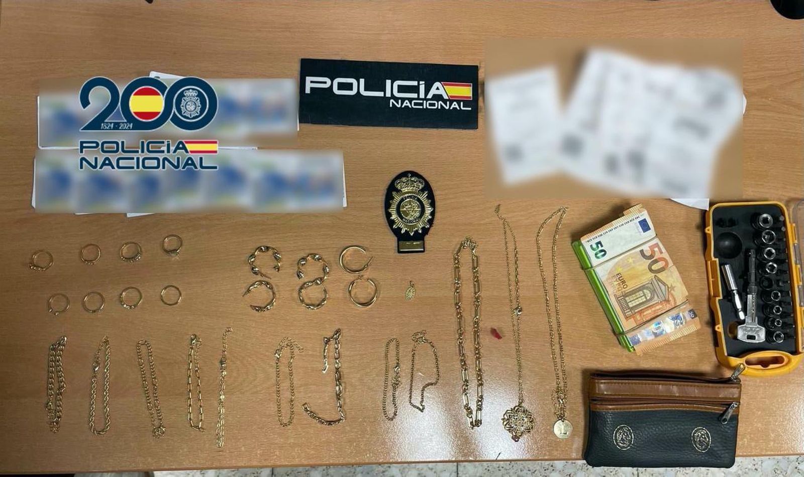 Botín incautado por la Policía Nacional a dos hombres que intentaron estafar a una mujer mayor en el distrito de Salamanca