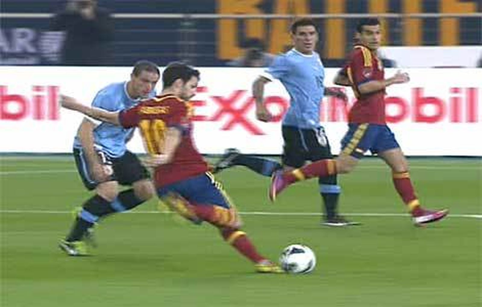 España impone su fuerza 3-1 a Uruguay
