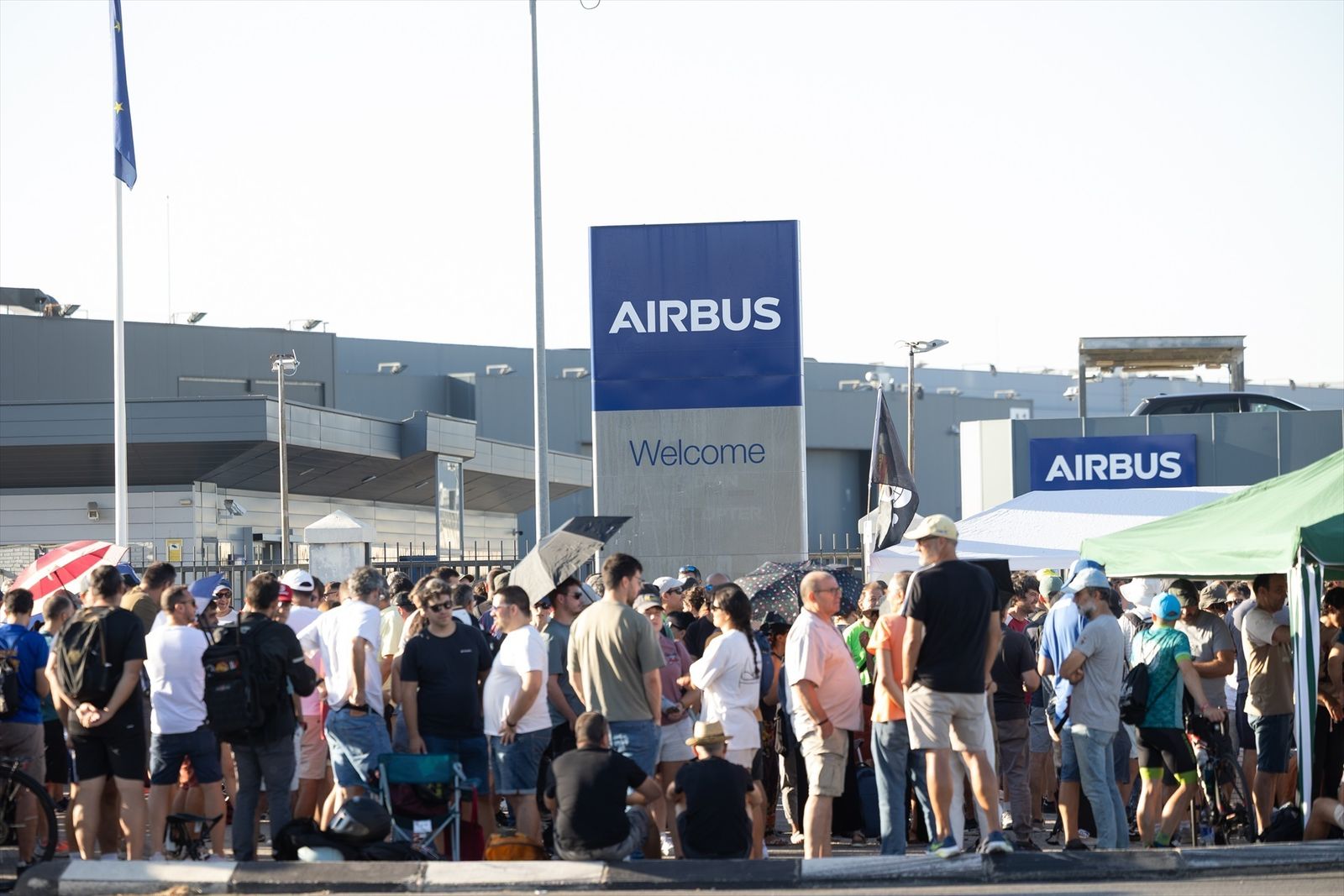 Trabajadores de Airbus se concentran a las puertas de la sede de Getafe