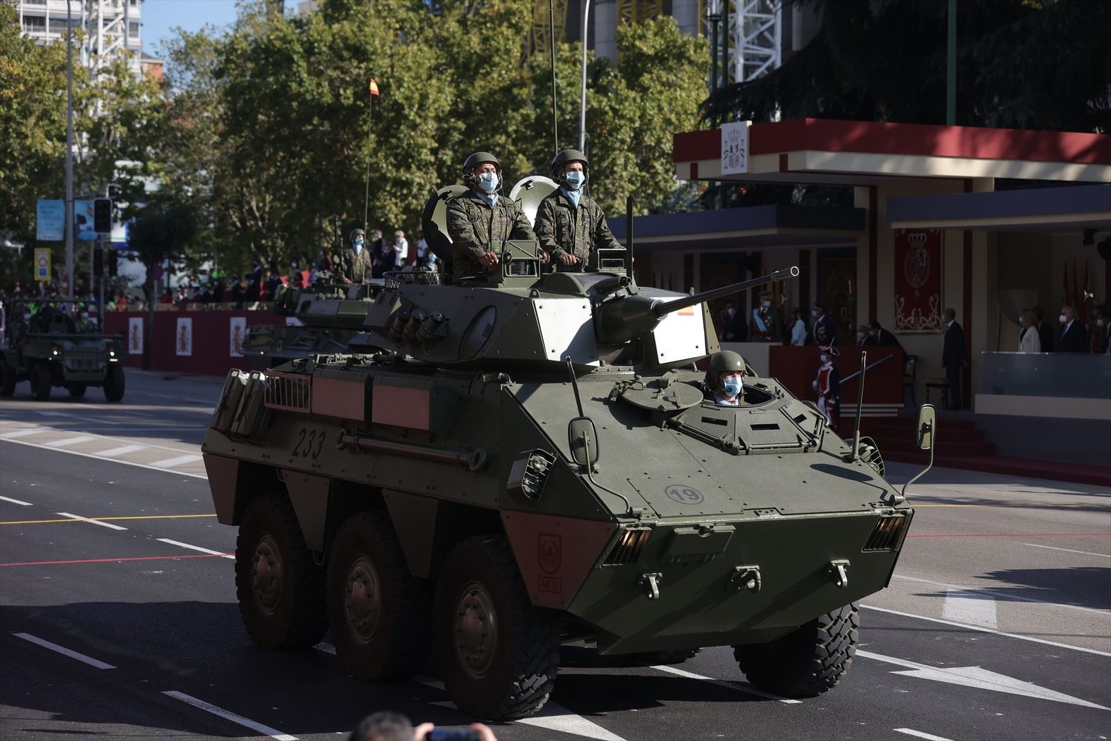 Militares desfilan el Día de las Fuerzas Armadas