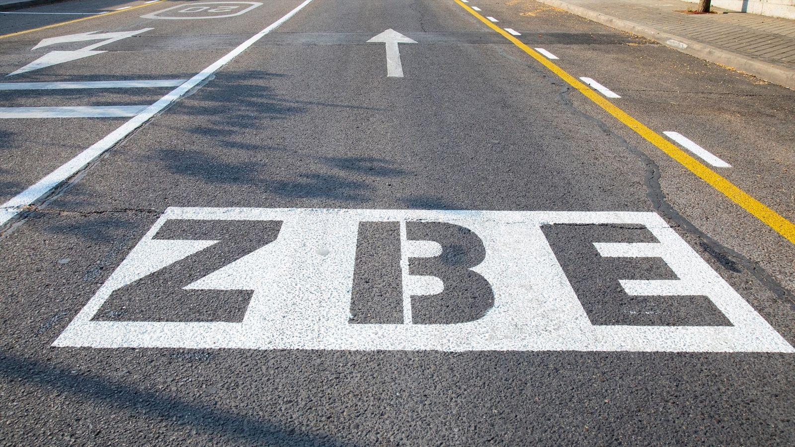 Señal en la calzada de una Zona de Bajas Emisiones