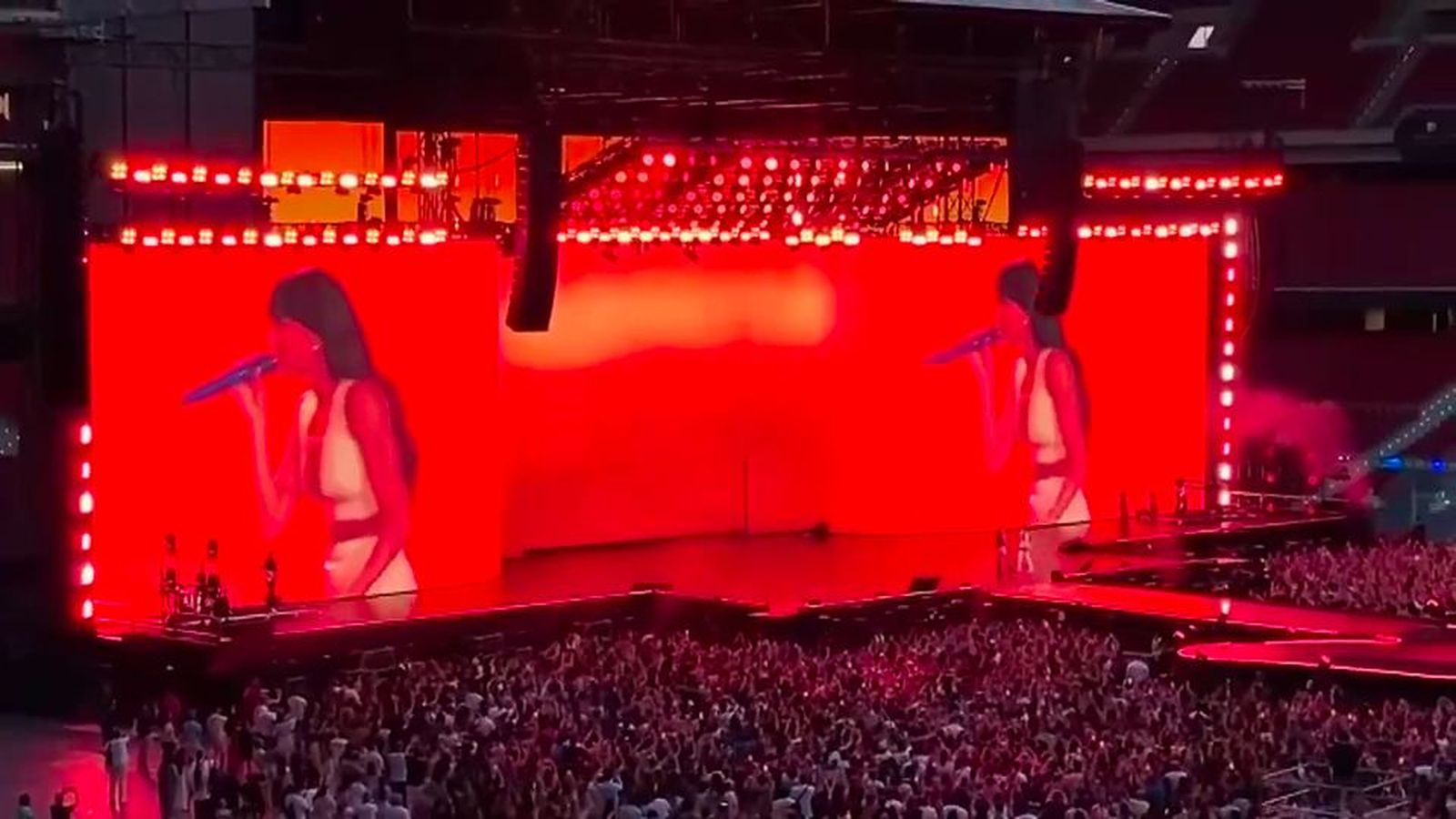 Aitana triunfa en su primer concierto en el Metropolitano con sorpresas y emociones