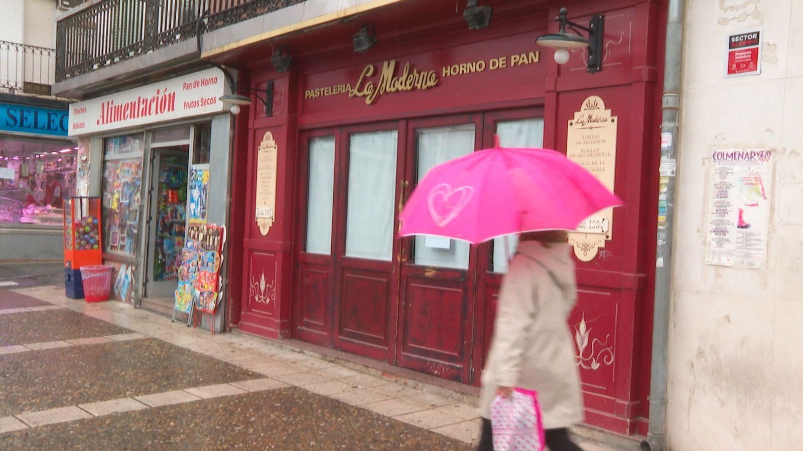Día triste en Arganda del Rey: La centenaria pastelería 'La Moderna' echa el cierre