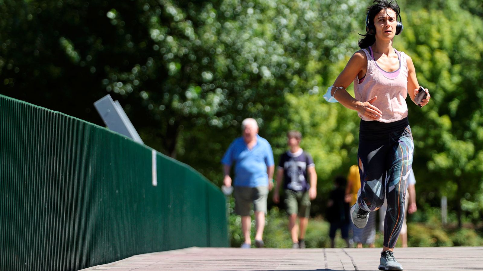 Una mujer corriendo en Madrid Río