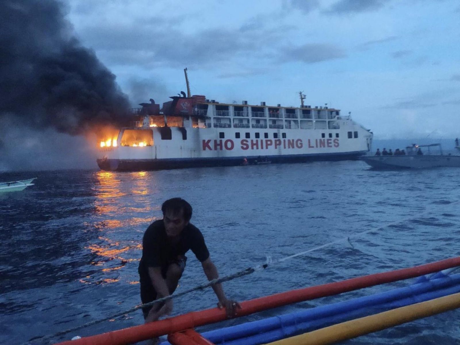 Rescatan al menos a 120 personas tras incendiarse un barco en Filipinas